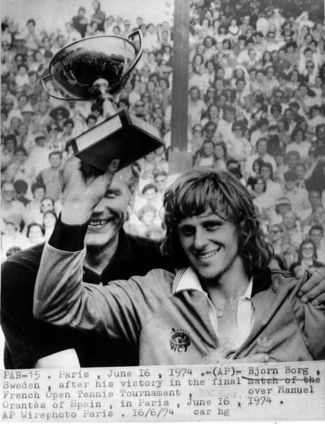 Internazionali di Francia 1974, Roland Garros, il vincitore Borg solleva il trofeo. Sulla terra battuta francese vince il suo primo Slam battendo Manuel Orantes in finale con il punteggio di 2–6 6–7 6–0 6–1 6–1. Ap)